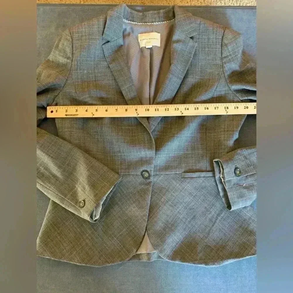 Woman’s Banana Republic Grey Plaid Wool Blend Plus Long Sleeve Business Blazer